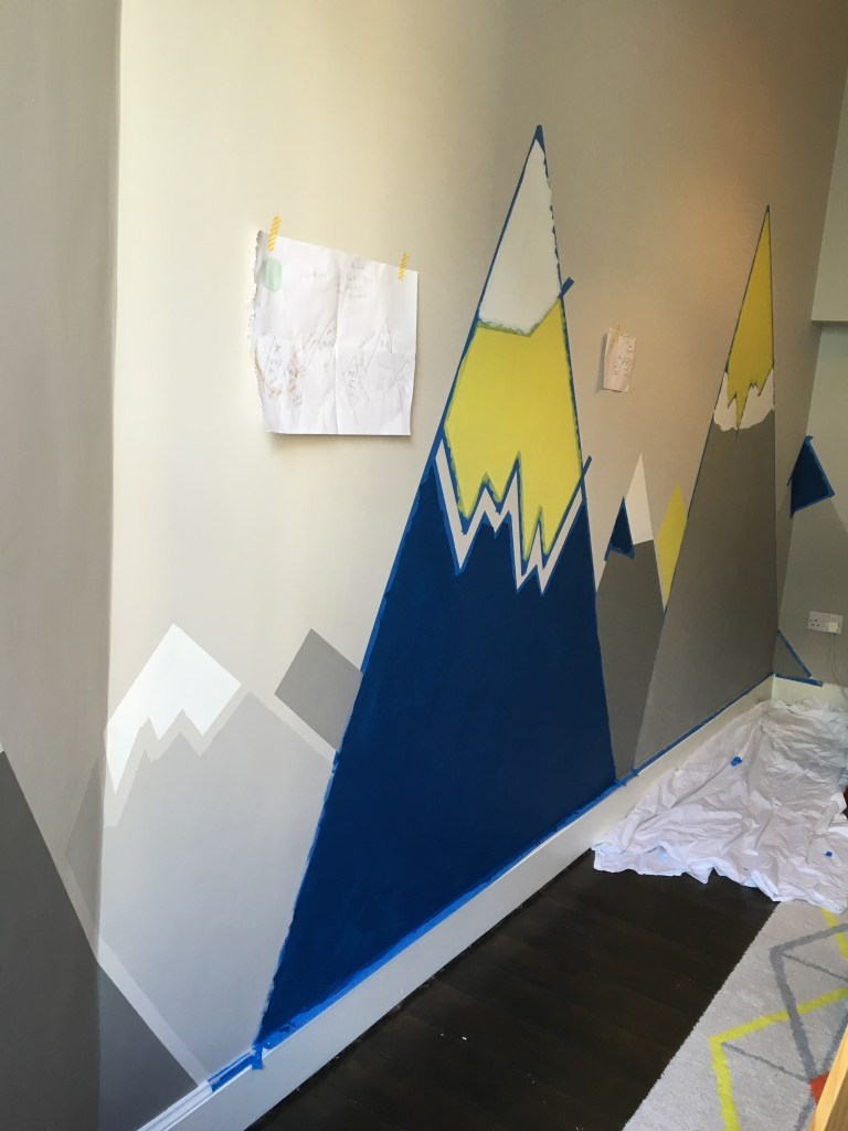 liznylon_paints_a_wall_mural