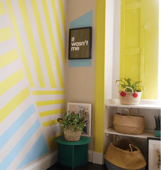 Liznylon_paints_window_frame_yellow
