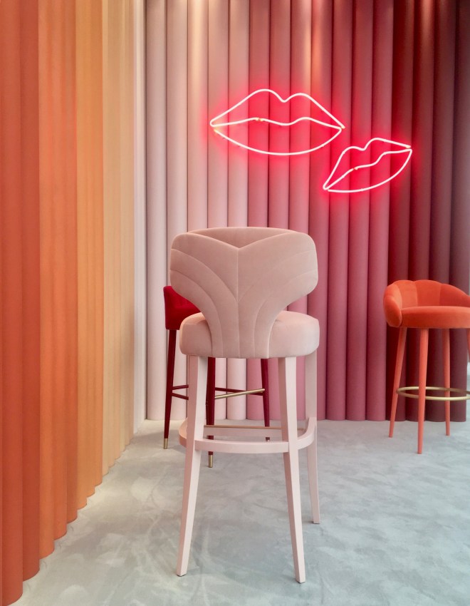 Liznylon_at_Decorex_Munna_velvet_stools_and_neon_lips