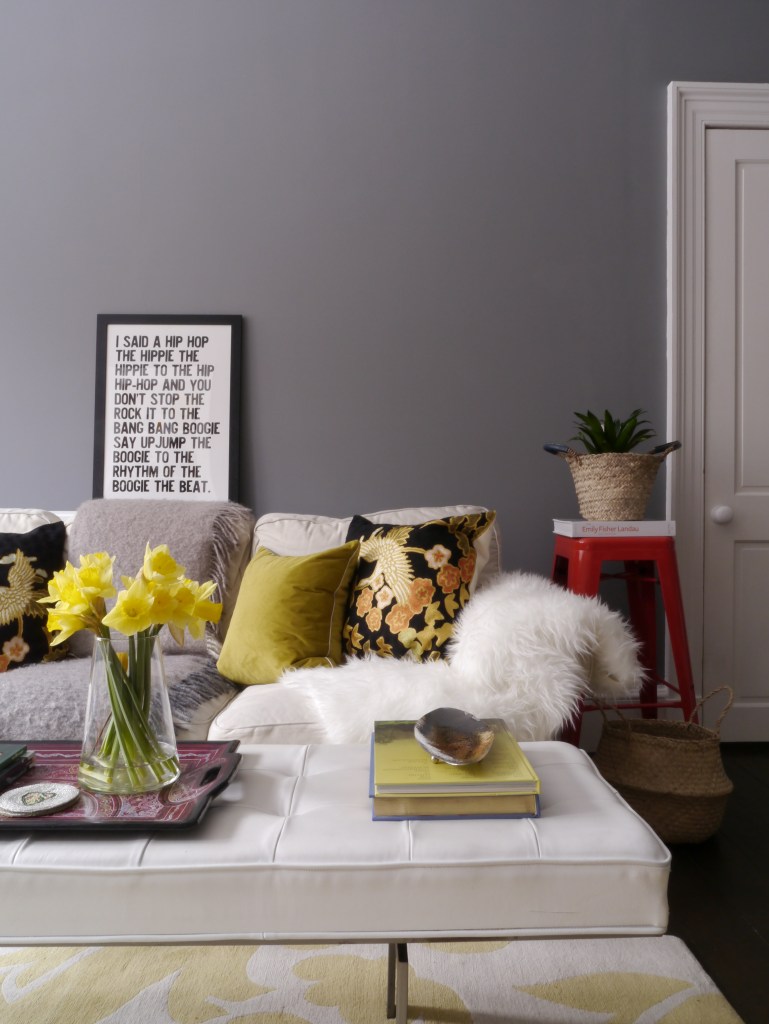 Liznylon_expert_at_styling_to_disguise_beige_sofa