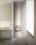 apartamento-mini-milan-quincoces-drago-reeded-glass-floor-to-ceiling-door