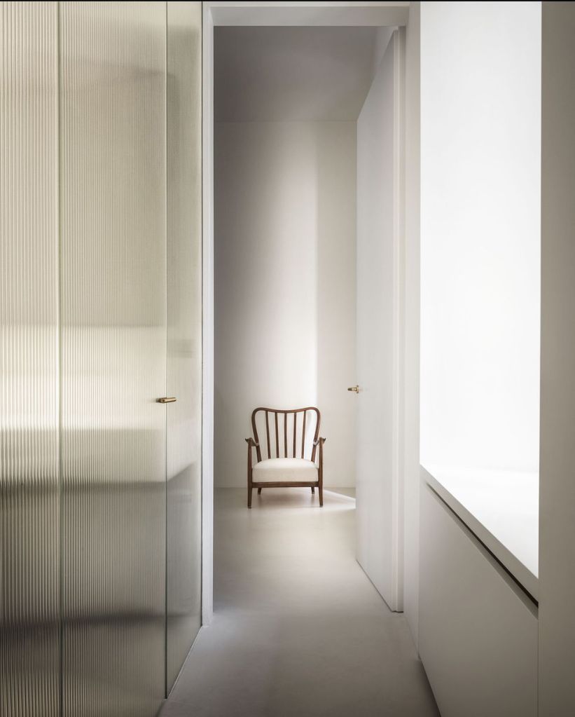 apartamento-mini-milan-quincoces-drago-reeded-glass-floor-to-ceiling-door