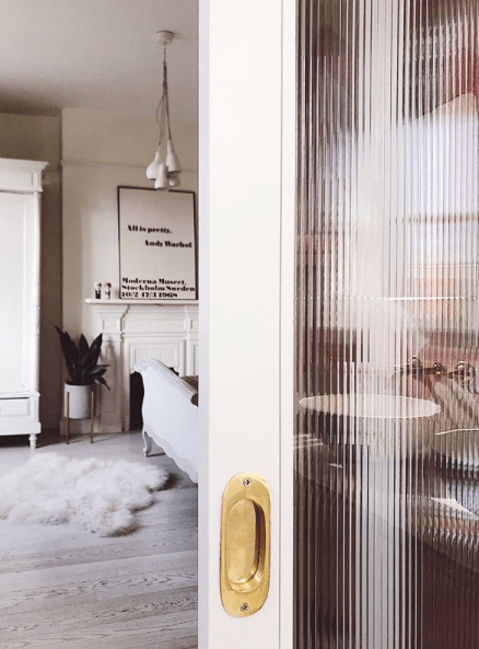 Ashlingrose_livingroom_door_in_blush_with_brass_and_fluted_glass