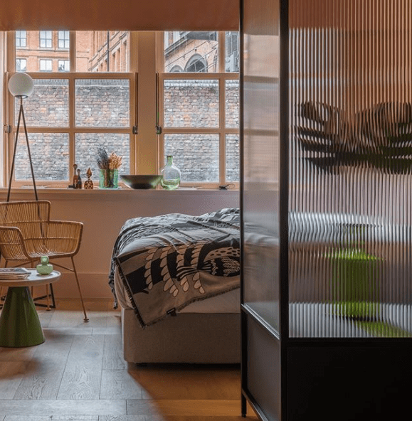 Bedroom_with_reeded_glass_wall_by_Nicholas_Worley_in_Manchester