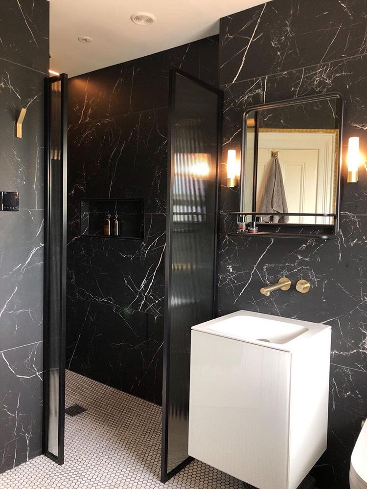 Drench_Showers_Bathroom_with_Ribbed_Glass_shower_screen