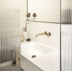 Luxury_bathroom_marble_brass_fluted_glass_by_Quincocesdrago_in_Milan