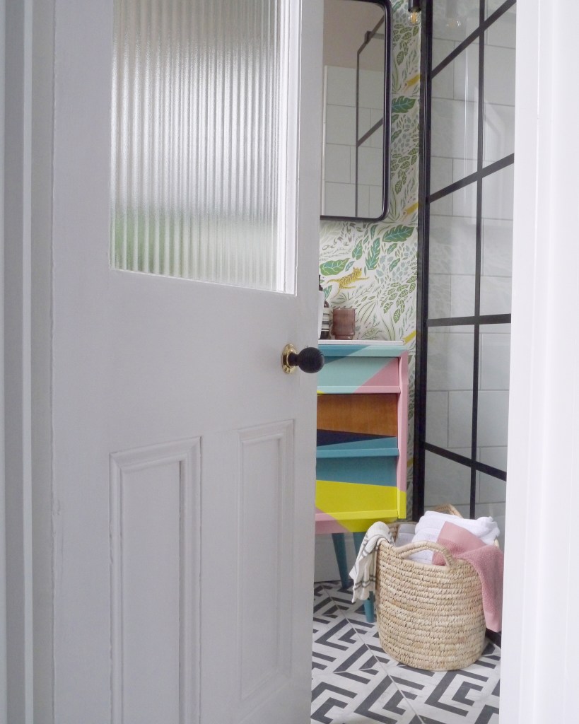 Liznylon_AFTER_bathroom_black_frame_shower_screen