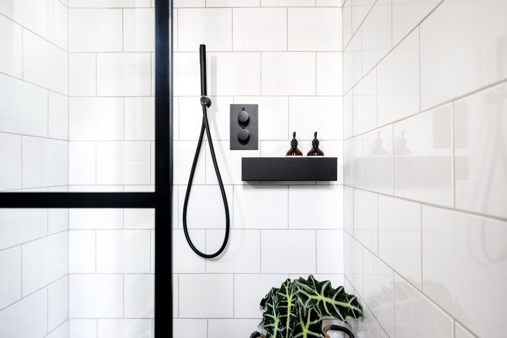 Liznylon_bathroom_black_shower_details_industrial_vibes_black_bath_shelf