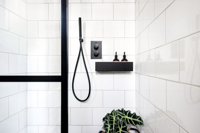 Liznylon_bathroom_black_shower_details_industrial_vibes_black_bath_shelf