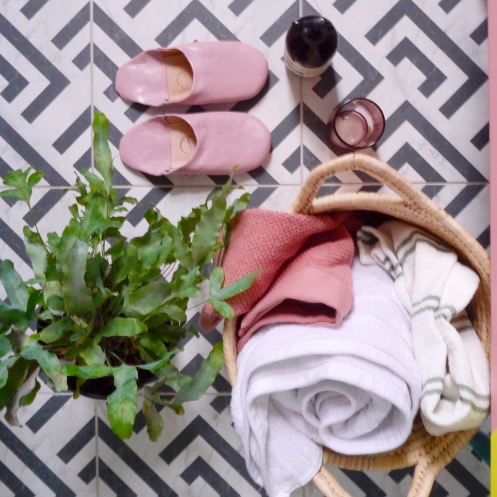 Liznylon_bathroom_flatlay