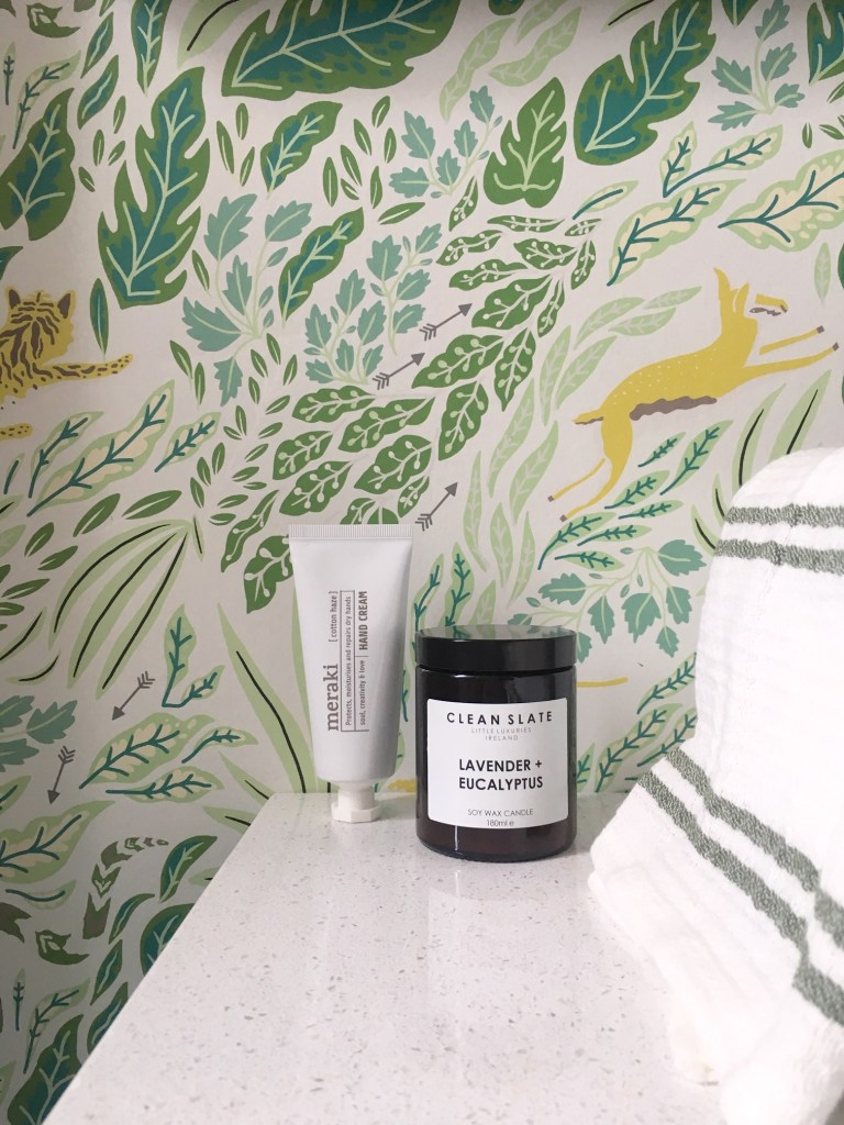 Liznylon_bathroom_jungalow_wallpaper_closeup