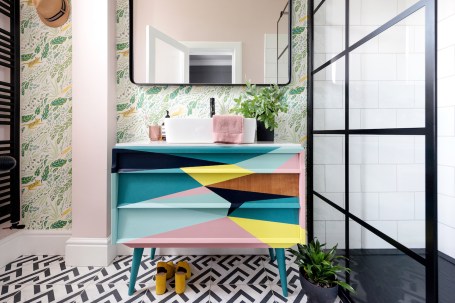 Liznylon_bathroom_pink_and_green_tropical_wallpaper_midcentury_vanity