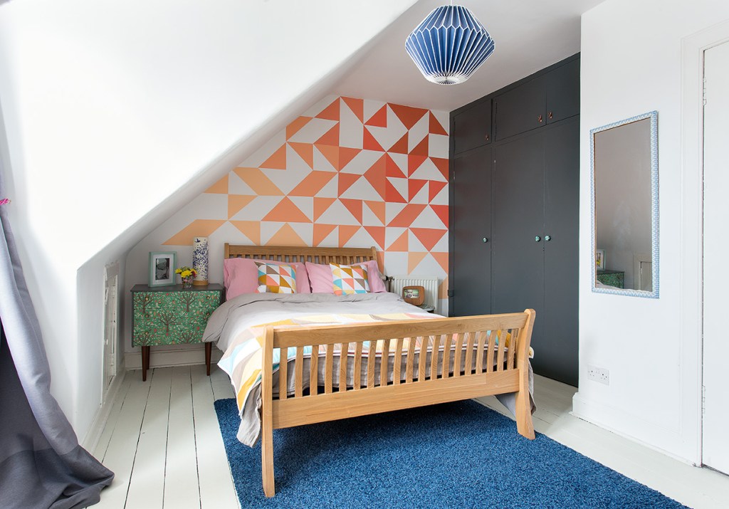 HappyRetroFurniture_Bedroom_with_wallmural