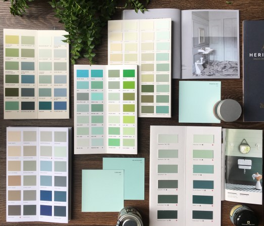 Liznylon_on_the_hunt_for_minty_green_paint_colours