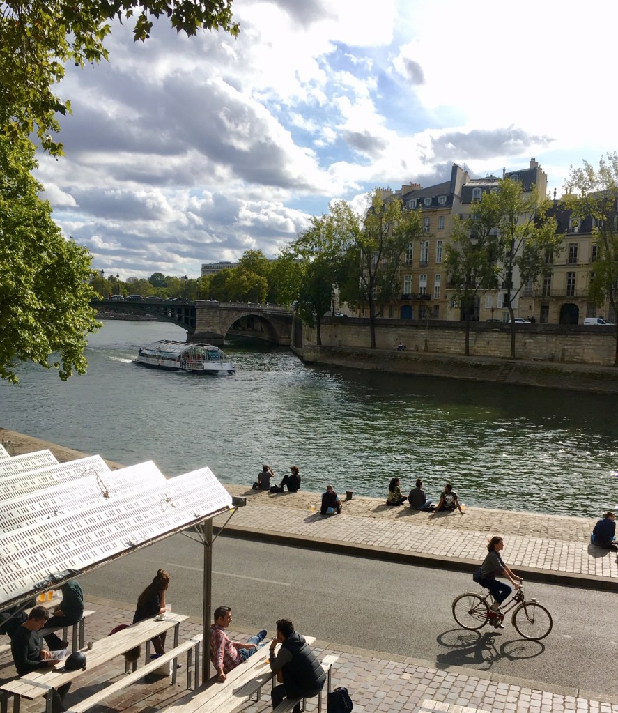 Liznylon_hits_Paris_along_the_seine