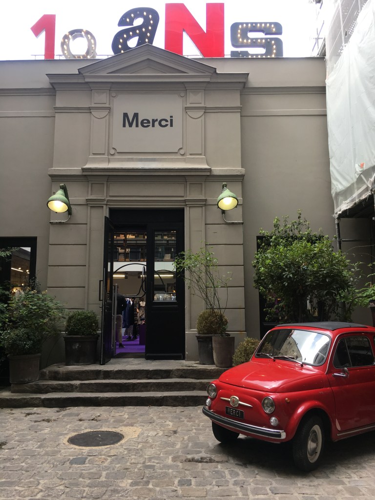Liznylon_outside_Merci_design_shop_Paris