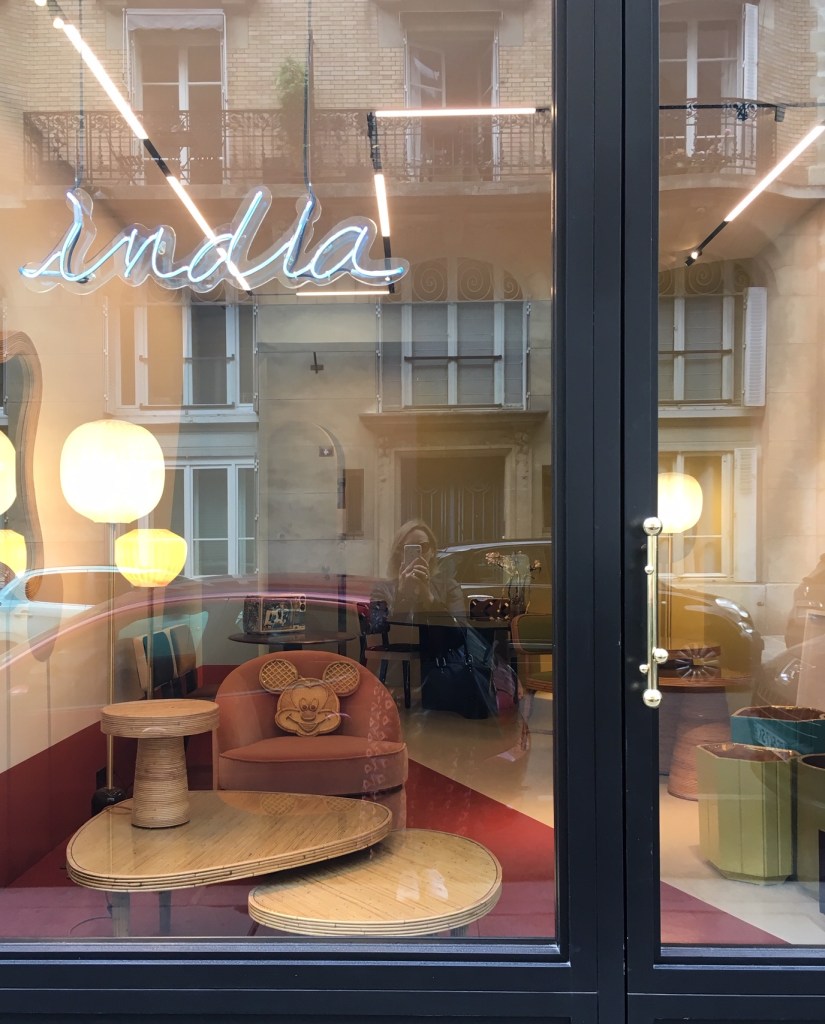 Liznylon_patiently_awaits_India_Mahdavi_Paris_to_open