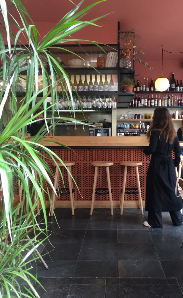 Liznylon_soaks_up_the_cafe_culture_in_Paris