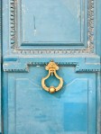 Liznylon_admires_doors_in_Paris