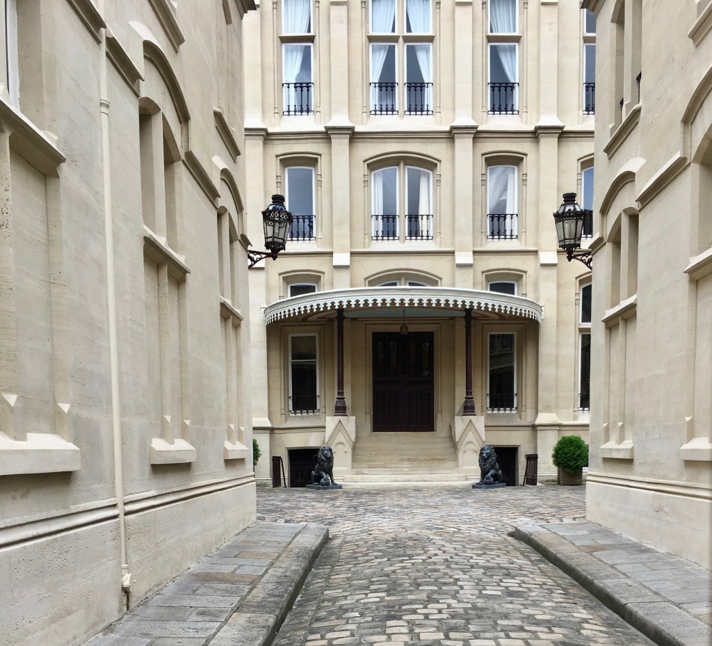 Liznylon_advises_enjoy_a_stroll_around_Saint_Germain