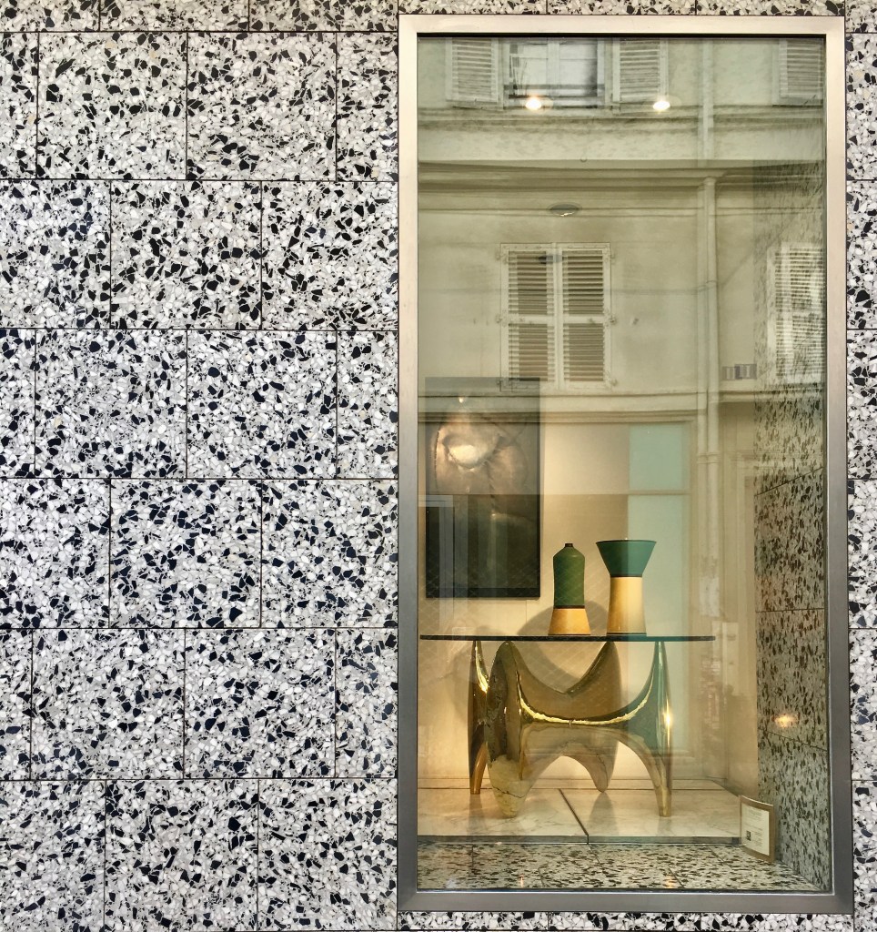 Liznylon_Window_shops_at_Saint_Germain_Antique_Shops