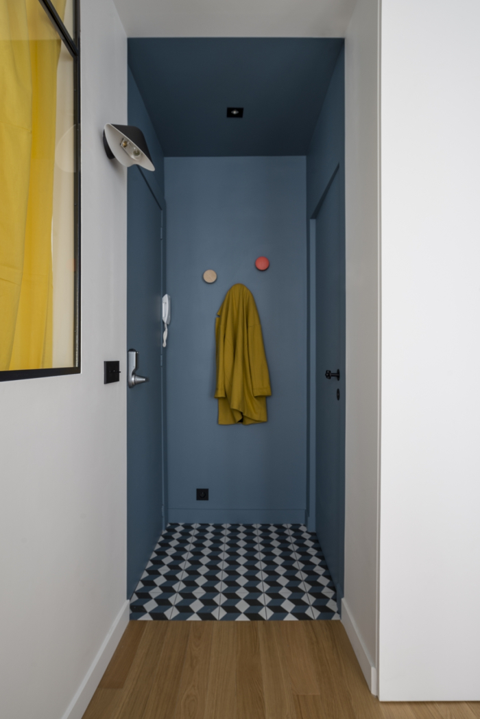 colour-blocking-entry-deep-blue