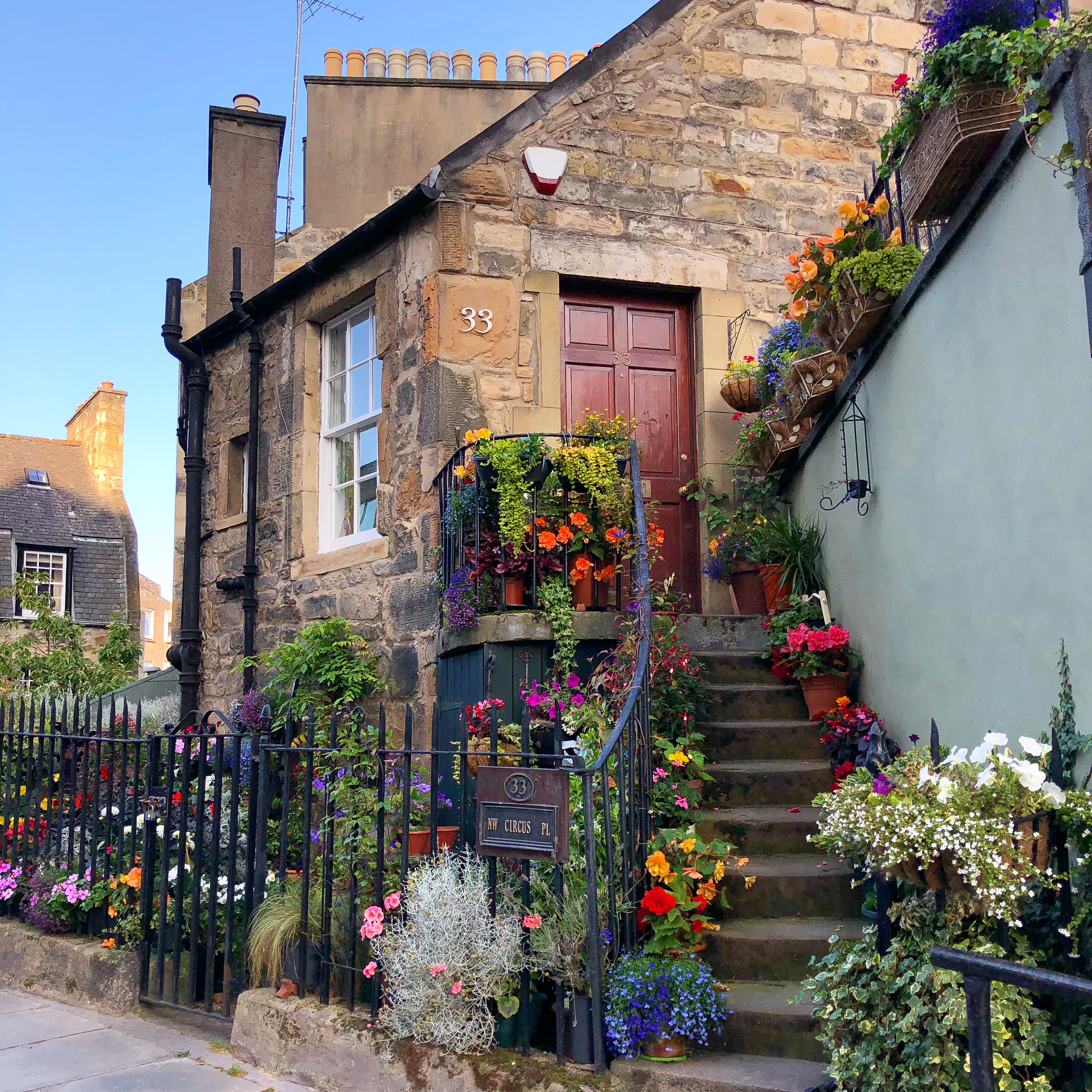 liznylon-charming-cottage-in-Edinburgh-with-flowers