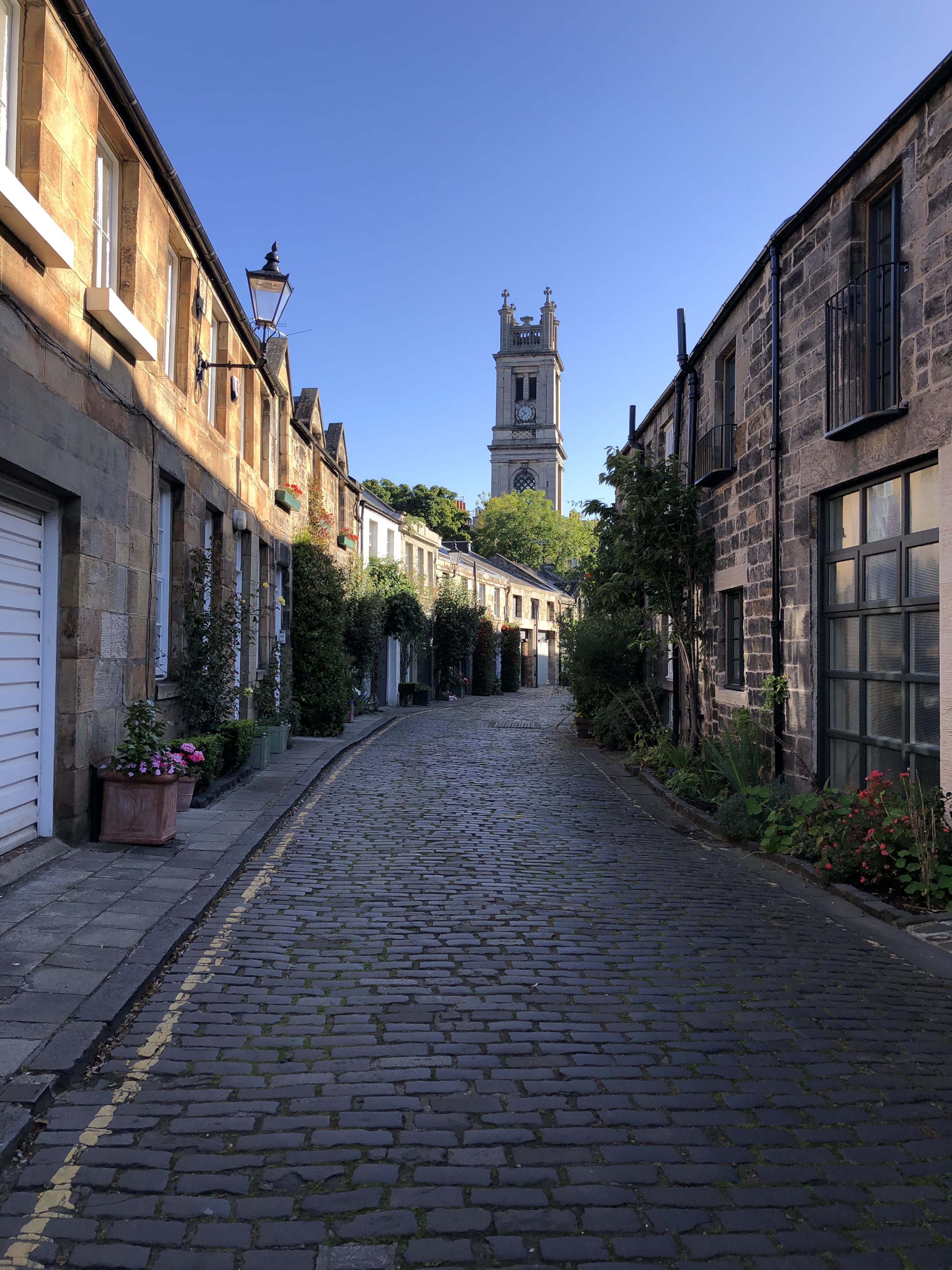 liznylon-around-edinburgh-charming-mews-street-circus-lane